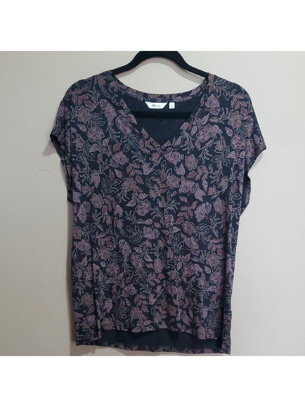 Reitmans Floral V-Neck Top Size Small